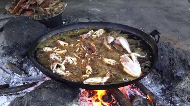 在坦桑尼亚桑给巴尔岛的一个当地街头食品市场上 卖方在一个大平底锅中煎蔬菜油 然后在篝火中出售 靠近点 — 图库视频影像