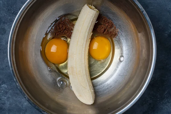 Metal Bowl Eggs Ripe Banana Cocoa Powder Making Banana Pancakes — Stockfoto