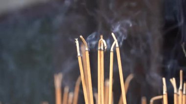 Danang, Vietnam 'daki Budist tapınağında tütsü çubukları dumanla yanıyor.