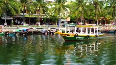 Hoi An, Vietnam - 29 Haziran 2020: Vietnamlılar Hoi Nehri kıyısındaki ahşap bir teknede yüzüyorlar.