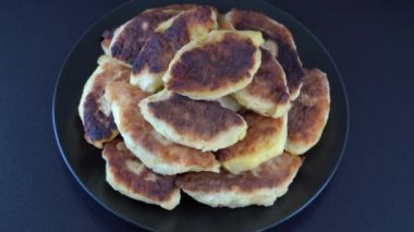 Patates kekleri, Ukrayna 'ya özgü bir isim olan patatesler, doldurulmuş mantarlar, et ya da kremalı peynir siyah arka planda sebze yağında kızartılıyor, kapanıyor, dönüyor. Geleneksel Ukrayna mutfağı