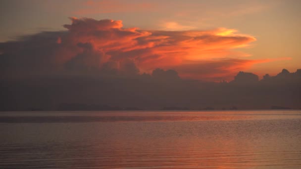 Σύννεφα Καταιγίδας Ηλιοβασίλεμα Πολύχρωμο Ηλιοβασίλεμα Πάνω Από Ήρεμα Νερά Κοντά — Αρχείο Βίντεο
