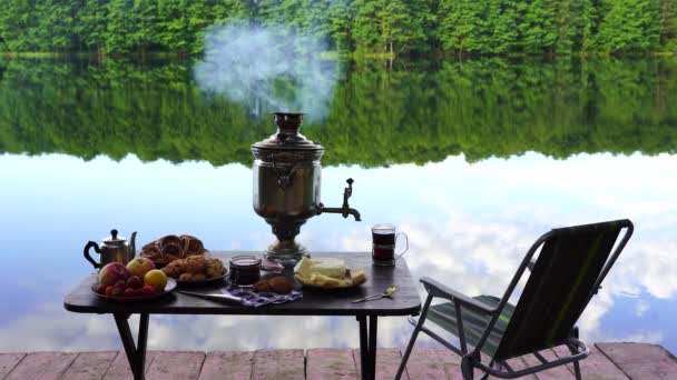 Vintage Fém Tea Szamovár Fehér Füst Élelmiszer Asztalon Közel Nyugodt — Stock videók