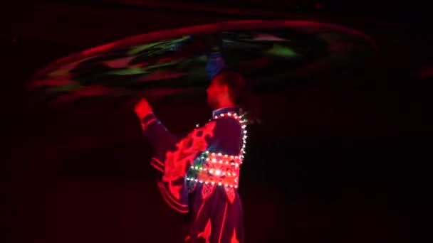 Sharm Sheikh Єгипет Травня 2021 Танцюрист Кружляє Танцем Спідниці Туристів — стокове відео