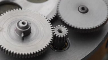 Vitesler mekanik bir cihazda dönüyor. Makine metal dişlileri soyut bir şekilde dönüyor. Çarklı tekerlek mekanizması, kapat, makro