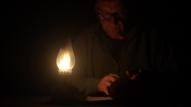 人们在煤油灯的灯光下看书 关上门 — 图库视频影像