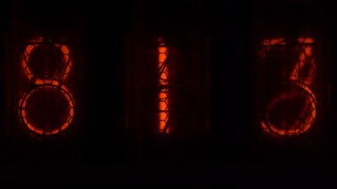 Cihazın üzerindeki vakum tüpü görüntüsü saniyeleri sayıyor. Vintage lamba zamanlayıcısında numaralar gösteriliyor, yakın çekim, nixie tüpü göstergesi. Parlama deşarj göstergesi