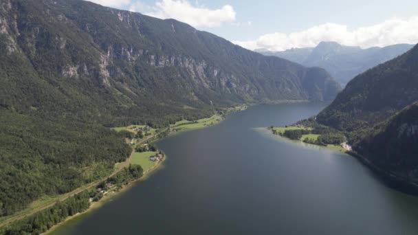 ハルスタットの空中風景オーストリアのハルスタット村の隣にあるハルスタット湖やアルプス 旅行や自然コンセプトを見る — ストック動画