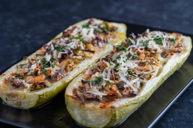 Karides, sebze ve peynirle doldurulmuş kabak. Fırında kabak tekneleri, yaklaşın.