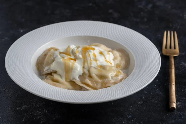 Ekşi Kremalı Süzme Peynirle Doldurulmuş Lezzetli Börekler Beyaz Bir Tabakta — Stok fotoğraf