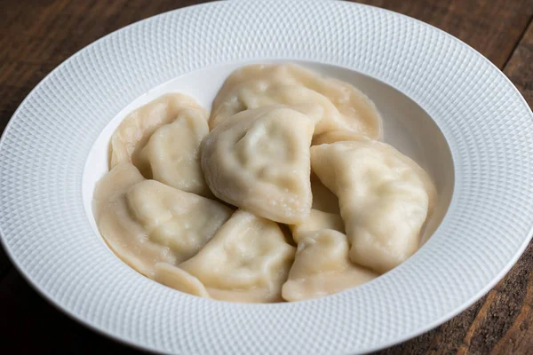 Deliciosas Albóndigas Rellenas Requesón Plato Blanco Cerca Cocina Ucraniana —  Fotos de Stock