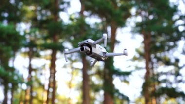 Kiev, Ukrayna - 01 Ekim 2021: DJI Maviç Air 2S İHA 'sı, bir önceki Maviç modeline göre büyük bir güncelleme yaparak, arka planda asılı duruyor. DJI Mavic Air 2S İHA 'sı ormanda uçuyor 