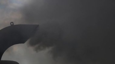 Arka planda feribot bacasından siyah duman, Tayland 'a yakın. Feribot ya da yolcu gemisi bacası, bacalar atmosferi kirletir. Hava kirliliği ve ekoloji kavramı. Yavaş çekim 