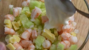 Aşçı mevsimleri ekşi krema sosuyla lezzetli bir salatalık, peynir ve soğanlı karides salatası