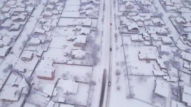 Kış zamanı özel evleri ve bahçeleri olan Ukrayna kar köyünün hava manzarası. Bir İHA 'dan ateş etmek. Ukrayna, Doğu Avrupa