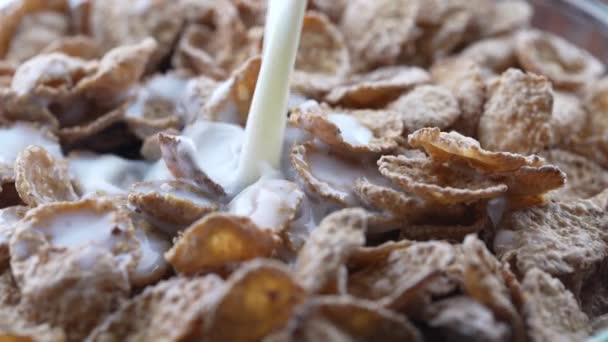 Leche Vertiendo Tazón Vidrio Cereal Salpicando Cámara Lenta Cerca Rotar — Vídeo de stock