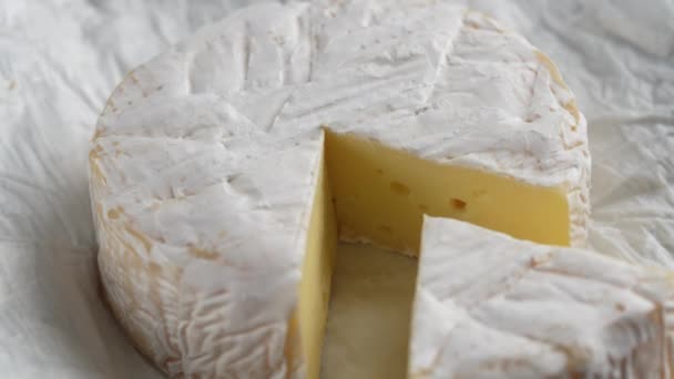 Obrót Serem Kremowym Camembert Zbliżenie Koncepcja Produktów Mlecznych Pyszne Kawałki — Wideo stockowe