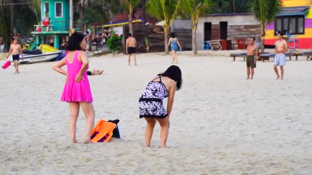 Nang Wietnam Czerwca 2020 Wietnamczycy Wykonujący Ćwiczenia Fizyczne Plaży Pobliżu — Wideo stockowe