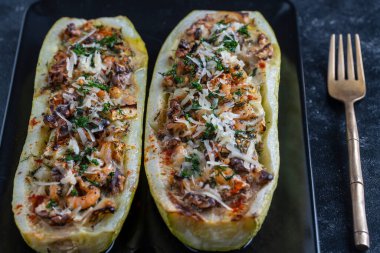 Karides, sebze ve peynirle doldurulmuş kabak. Fırında kabak tekneleri, yaklaşın.