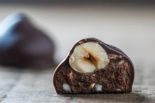 Meio Centro Trufa Chocolate Coberto Com Uma Avelã Inteira Perto — Fotografia de Stock