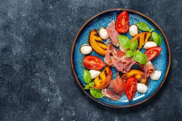 Grilled Peach Salad Mozzarella Prosciutto Ham Red Tomato Green Basil — 스톡 사진