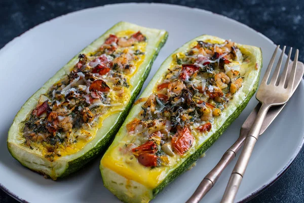 Zucchine Ripiene Gamberetti Verdure Formaggio Barche Zucchine Forno Vicino — Foto Stock