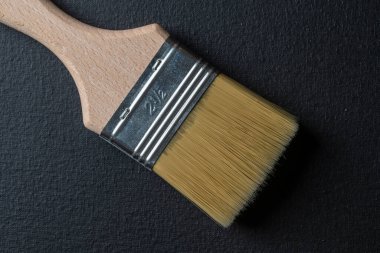 Siyah arkaplanda boya fırçası, üst görünüm, kapat