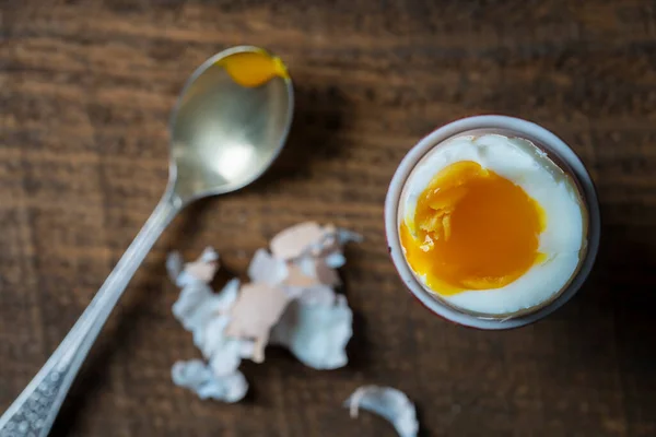 柔软的煮熟的鸡蛋放在木制桌子上 俯瞰全景 健康早餐的传统食物 特写镜头 — 图库照片