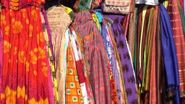 Variedade Roupas Coloridas Para Venda Mercado Rua Local Udaipur Rajasthan — Vídeo de Stock