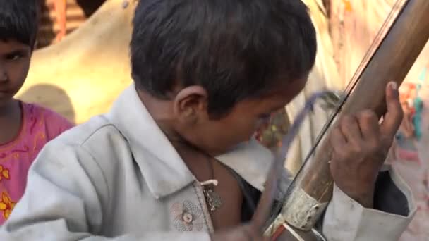 Pushkar India November 2018 Індійські Бідні Діти Грають Ситарі Пустелі — стокове відео