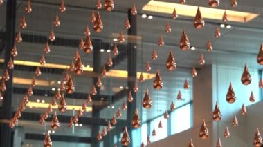 CHANGI HAVAALANI, ŞARKI - 27 Mart 2019: Changi havaalanı kalkış ve salonundaki Kinetik yağmur heykeli. Kinetik yağmur kurulumu, yenilenmiş çıkış kayıt salonunun simgesidir