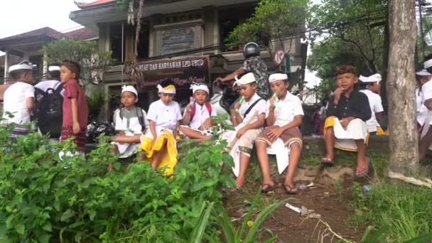 Ubud Bali Indonésia Março 2019 Estudantes Indonésios Não Identificados Rua — Vídeo de Stock