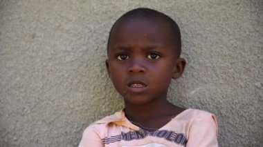 Zanzibar, Tanzanya - 13 Aralık 2019: Doğu Afrika, Tanzanya 'daki Zanzibar adasının bir sokağında yaşayan Afrikalı mutlu çocuk