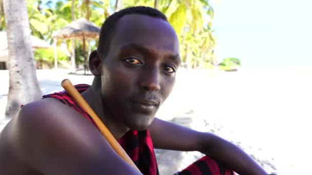 坦桑尼亚桑给巴尔 2019年12月13日 在坦桑尼亚桑给巴尔岛的沙滩上 身着传统服装的非洲男人马萨伊站在海边 靠近海滩 — 图库视频影像