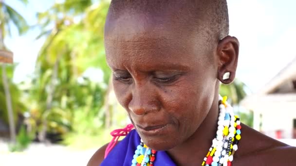 Sansibar Tansania Dezember 2019 Afrikanische Masai Frauen Traditioneller Kleidung Tropischen — Stockvideo