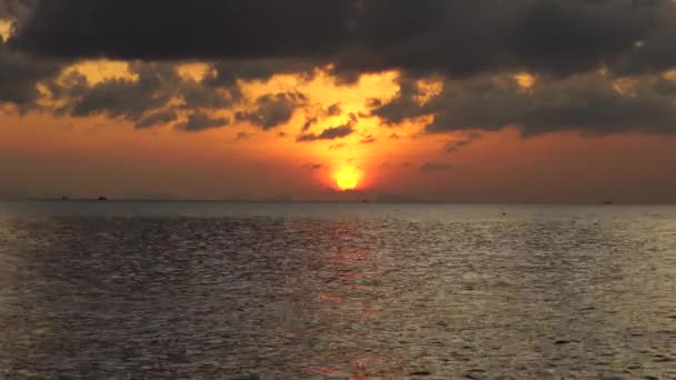 泰国Koh Phangan岛上海面上美丽的落日 旅行与自然的概念 夜晚的天空 阳光和海水 — 图库视频影像
