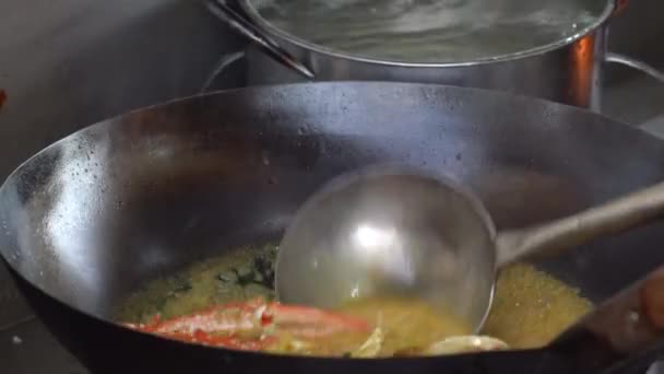 Malaysian Male Seller Cooks Crab Curry Sauce Large Frying Pan — Vídeo de stock