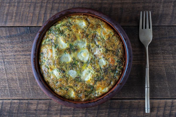 Keramická Mísa Zeleninovou Frittatou Jednoduché Vegetariánské Jídlo Frittata Vejci Zelené — Stock fotografie