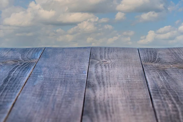Tavolo Legno Vuoto Bel Cielo Blu Nuvole Bianche Sullo Sfondo — Foto Stock