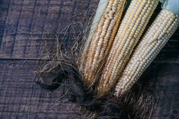 Raw Sweet Corn Brown Wooden Table Top View Close Copy — Stock fotografie