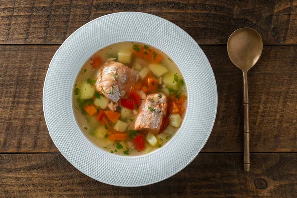 Verse Zalmvissoep Met Wortelen Aardappelen Rode Paprika Een Wit Bord — Stockfoto