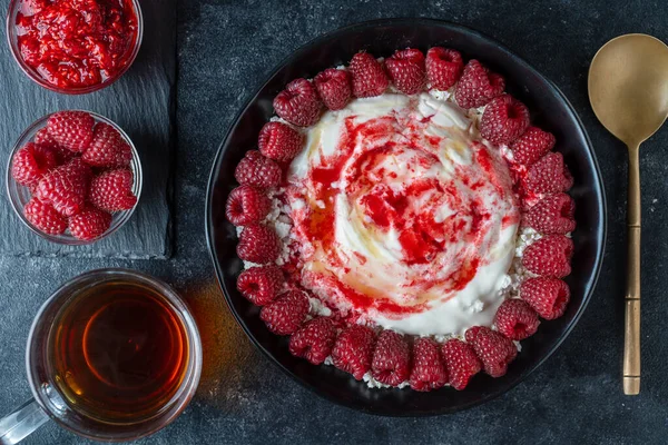 Naturjoghurt Mit Frischen Roten Himbeeren Und Quark Zum Frühstück Von — Stockfoto