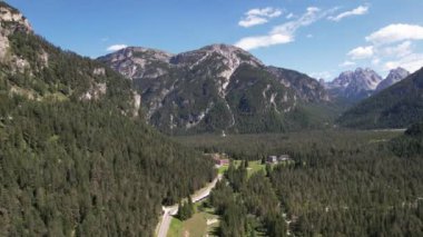 Dolomitler, İtalya 'daki yeşil dağların havadan görünüşü, seyahat ve doğa kavramı