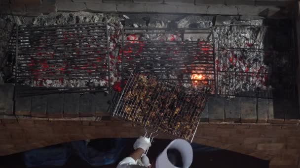 2021年5月19日 埃及沙姆沙伊赫 埃及厨师在一场篝火中准备香喷喷的鸡腿 供游客在埃及一家餐馆里享用 — 图库视频影像
