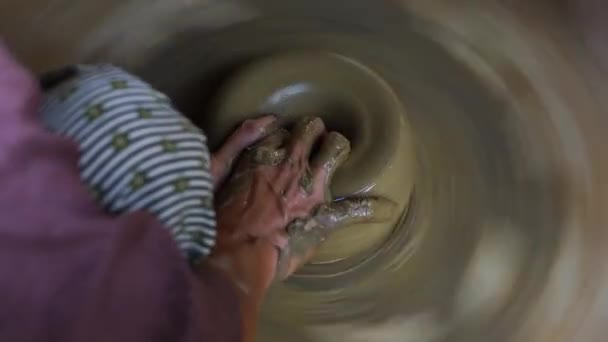 Close Woman Potters Rotate Wheel Her Foot Making Beautiful Clay — Video Stock