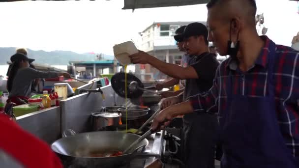 Kota Kinabalu Malaysia February 2020 Malaysian Male Seller Cooks Food — ストック動画
