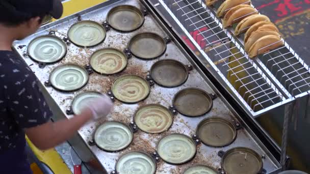 Kota Kinabalu Maleisië Februari 2020 Street Food Verkoper Bereidt Traditionele — Stockvideo