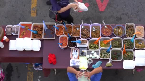 マレーシアのコタキナバル 2020年2月24日 マレーシアのボルネオ島コタキナバルでナイトマーケットでマレーシア料理の伝統を準備するストリートフード販売業者 — ストック動画