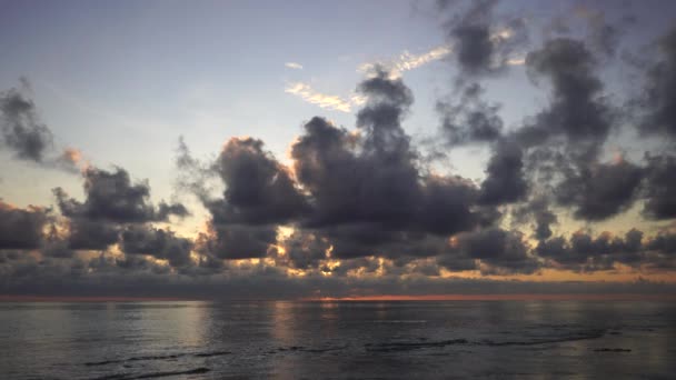 Όμορφη Ανατολή Πάνω Από Τον Ινδικό Ωκεανό Στο Νησί Της — Αρχείο Βίντεο