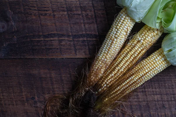 Raw Sweet Corn Brown Wooden Table Top View Close Copy — Stock fotografie